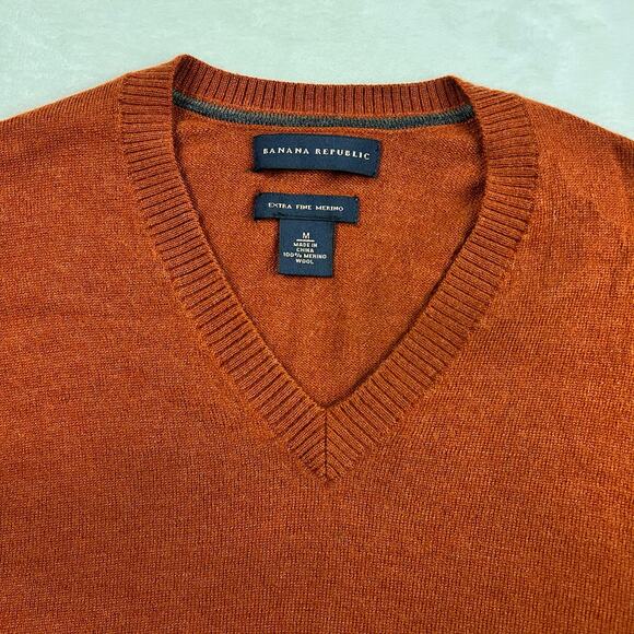 Banana Republic Men's size Medium Extra Fine Merino Wool V-Neck Sweater - Picture 6 of 8